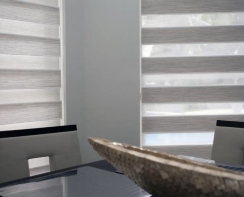 A cortina Coleção Double Bari oferece muita elegância nos ambientes com controle de luminosidade e privacidade do ambiente. Sua composição é 100% poliéster.