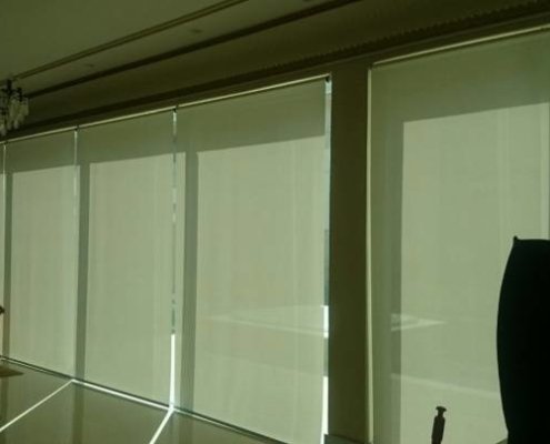 Cortinas Rolô Translúcidas filtram a luz de maneira suave, proporcionando ao ambiente privacidade e ao mesmo tempo luminosidade.